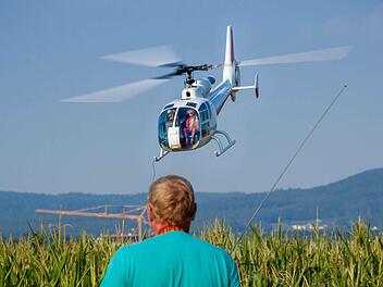 Das Hubschrauber-Modell Gazelle von Vereinsmitglied Kurt Pastuschka beim Übergang aus dem Schwebeflug in den Vorwärtsflug. Der Rotordurchmesser beträgt etwa zwei Meter, das Gewicht liegt bei fünf bis sechs Kilogramm. Foto: Jochen Lauer