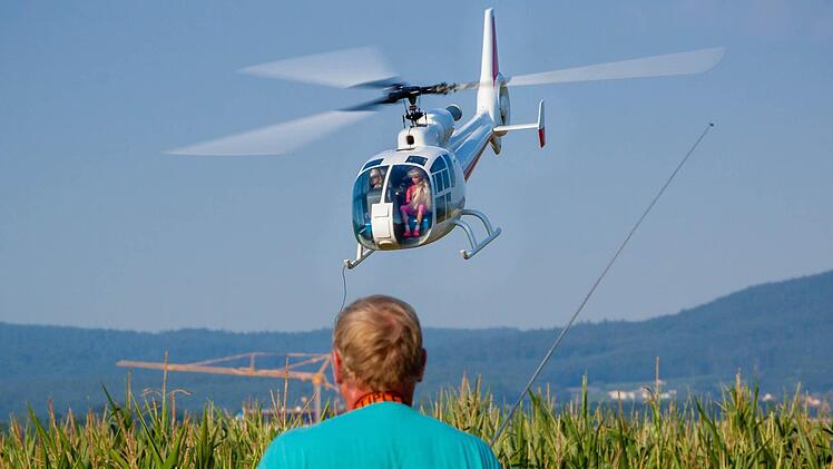 Das Hubschrauber-Modell Gazelle von Vereinsmitglied Kurt Pastuschka beim Übergang aus dem Schwebeflug in den Vorwärtsflug. Der Rotordurchmesser beträgt etwa zwei Meter, das Gewicht liegt bei fünf bis sechs Kilogramm. Foto: Jochen Lauer
