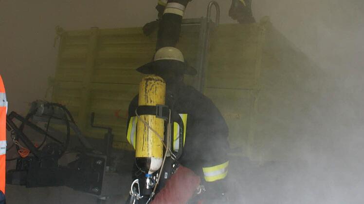Die Vermisstensuche im stark verqualmten landwirtschaftlichen Gebäude war für die Atemschutzgeräteträger bei der Übung mit allerhand Hindernissen behaftet.