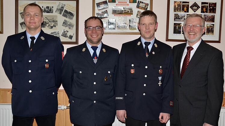 Neue Feuerwehrkommandanten: (von links) Steffen Schade wurdezum Stellvertreter in Waldfenster, Sebastian Metz zum Kommandanten Stangenroths sowie Thomas Straub zum Kommandanten von Waldfenster ernannt. Bürgermeister Waldemar Bug (rechts) gratuliert. Foto: Kathrin Kupka-Hahn