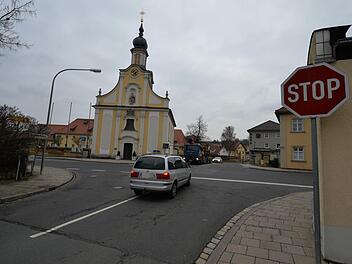 An der Elisabethenkreuzung soll künftig eine Ampel den Verkehr regeln. Die Wartezeiten aus den hier gezeigten untergeordneten Straßen "Altenbach" und "Anger" könnten dadurch verkürzt werden. Die Stadträte haben sich erneut für eine Lichtzeichenanlage ausgesprochen.  Foto: Ronald Rinklef