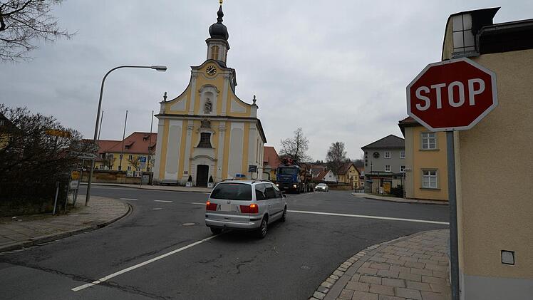 An der Elisabethenkreuzung soll künftig eine Ampel den Verkehr regeln. Die Wartezeiten aus den hier gezeigten untergeordneten Straßen "Altenbach" und "Anger" könnten dadurch verkürzt werden. Die Stadträte haben sich erneut für eine Lichtzeichenanlage ausgesprochen.  Foto: Ronald Rinklef