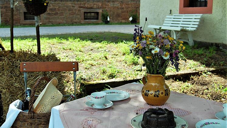 Zum Dorfgeburtstag gehört natürlich ein Geburtstagskuchen, wie hier als Dekoration vor einem Wohnhaus. 700 Jahre Rupboden Foto: Sigismund von Dobschütz
