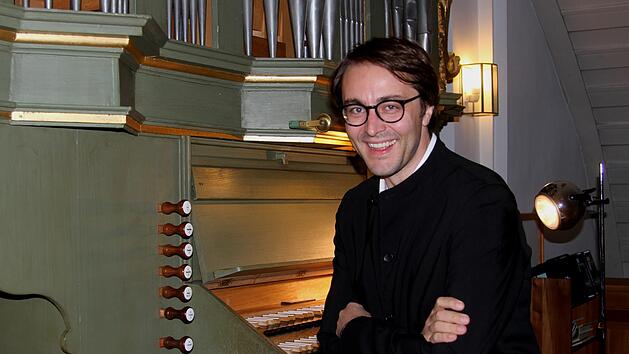 Christian Schmitt, der "Herr &uuml;ber tausend Pfeifen", wie er auch genannt wird, strahlt eine besondere Lockerheit an der "K&ouml;nigin der Instrumente" aus - hier in Gleisenau.G&uuml;nther Geiling