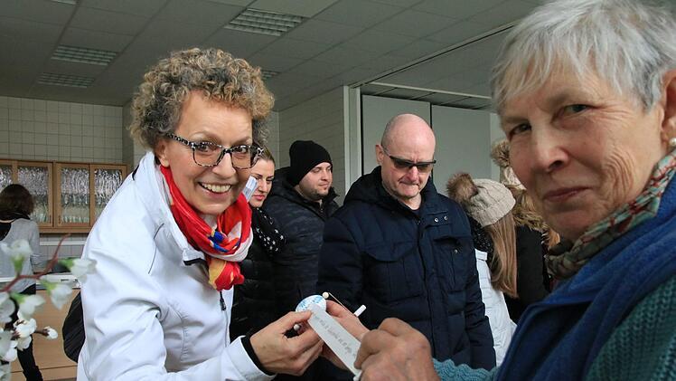 Christel Nunn verkauft einer Kundin ein Ei. Foto: Andreas Hofbauer