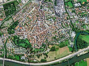 Bei einem Flug über Forchheimer werden die vielen grünen Inseln der Stadt deutlich.  Quelle: Google Maps