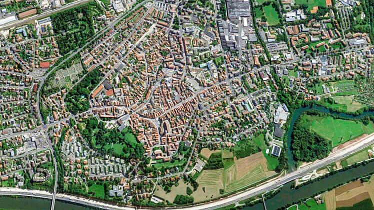 Bei einem Flug über Forchheimer werden die vielen grünen Inseln der Stadt deutlich.  Quelle: Google Maps