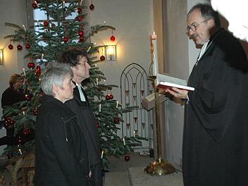 Petra und Hartmut Braune-Bezold wurden von Dekan Andreas Kleefeld für den weiteren Lebensweg gesegnet.  Foto: Edwin Meißinger