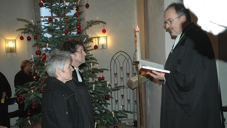 Petra und Hartmut Braune-Bezold wurden von Dekan Andreas Kleefeld für den weiteren Lebensweg gesegnet.  Foto: Edwin Meißinger