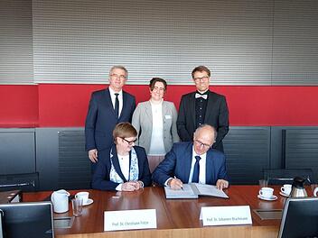 Die Hochschule Coburg und Regiomed-Akademie bilden gemeinsam künftige Stationsleiter für Kliniken und Pflegeeinrichtungen aus. Dafür wurde am Donnerstag der Vertrag unterzeichnet. Von links: Prof. Roland Hertrich, Hochschulpräsidentin Christiane Fritze, Akademieleiterin Dorothea Thieme, Regiomed-Geschäftsführer Johannes Brachmann, Hochschulvizepräsident Michael Lichtlein. Foto: Simone Bastian