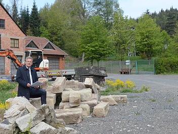 Der Bauhof in Stockheim erhält eine neue Lagerhalle. Bürgermeister Rainer Detsch erklärt den Standort um den auch 30 Pkw- und drei Omnibus-Parkplätze entstehen werden. Im Hintergrund (links) das bestehende Bauhofgebäude in der Mitte die Rentei, die zur Begegnungsstätte und zum Kulturzentrum saniert wird. Foto: Karl-Heinz Hofmann