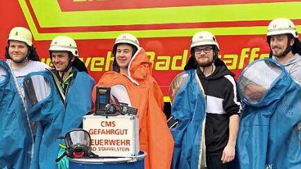 Das Bild zeigt von links Ausbildungsleiter Michael Liebl, Andreas Erdle (FFW Veenendaal), Felix Schaller, Lucas Klamm, Nico H&ouml;ppel, Philipp Hensel (alle FFW Bad Staffelstein) und Ausbilder Sebastian J&ouml;rig. Foto: hkl