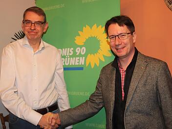 Landratskandidat Manfred Bachmayer (r.) gratulierte Andreas Schaefer-Enkeler zur Nominierung.     Foto: Johanna Blum