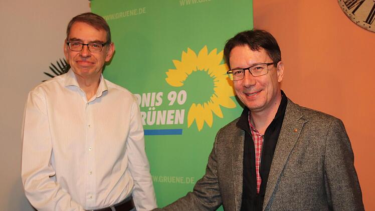 Landratskandidat Manfred Bachmayer (r.) gratulierte Andreas Schaefer-Enkeler zur Nominierung.     Foto: Johanna Blum