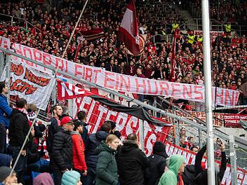 Fans des FC Bayern München halten ein Banner mit der Aufschrift "Hopp bleibt ein Hurensohn" gegen D. Hopp,  Mäzen des TSG 1899 Hoffenheim. Die Partie wurde zweimal unterbrochen. Jetzt äußert sich Dietmar Hopp. Foto: Tom Weller/dpa