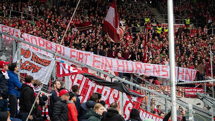 Fans des FC Bayern München halten ein Banner mit der Aufschrift "Hopp bleibt ein Hurensohn" gegen D. Hopp,  Mäzen des TSG 1899 Hoffenheim. Die Partie wurde zweimal unterbrochen. Jetzt äußert sich Dietmar Hopp. Foto: Tom Weller/dpa