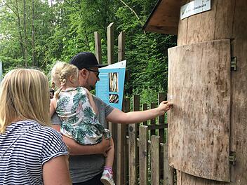 Die Familie aus München genießt die Angebote rund um den Baumwipfelpfad bei Ebrach. Eigentlich wollte man ja auf Bali sein, findet aber  hier sei es auch schön genießt die neu gewonnene Freiheit. Foto: Anette Schreiber