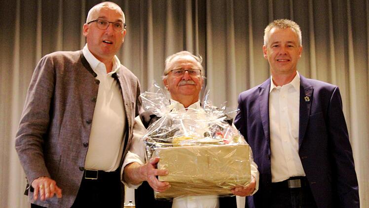Dank für 30 Jahre "Geselliges Singen" in Bad Bocklet: (von links) Bürgermeister Andreas Sandwall, Edmund Seller, Kurdirektor Thomas Beck