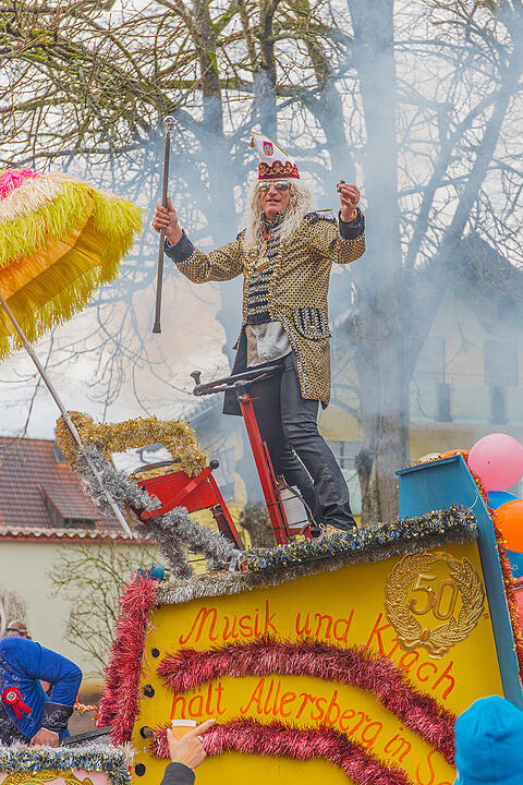 Buntes Faschingstreiben begeistert groß und klein.