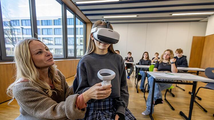 Forscherin Nora Strauzenberg (rechts) setzt bei der Verkehrserziehung auf moderne Technik.