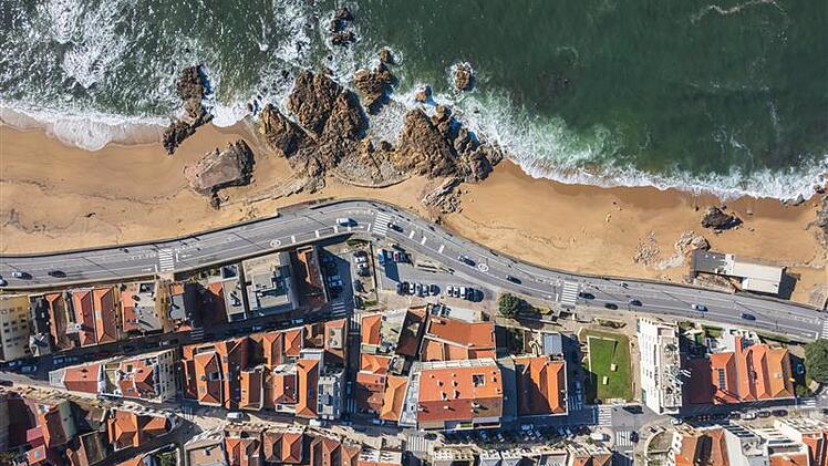 Faszinierender Blick aus der Luft auf den Strand von Foz Do Douro und die pulsierende Stadt Porto