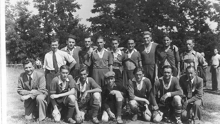 Die Mannschaft 1954. Heinz Stich aktiv dabei (oben 3.v.l.) Fotos: privat
