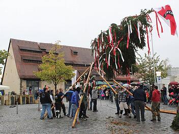 Bei der Neunkirchner Kirchweih fiel der erste Tag ein wenig ins Wasser. Freude hatten die Besucher trotzdem. Fotos: fra-press