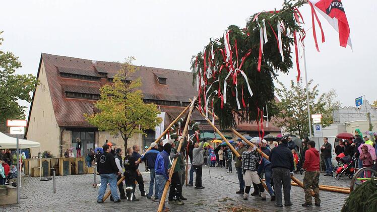 Bei der Neunkirchner Kirchweih fiel der erste Tag ein wenig ins Wasser. Freude hatten die Besucher trotzdem. Fotos: fra-press