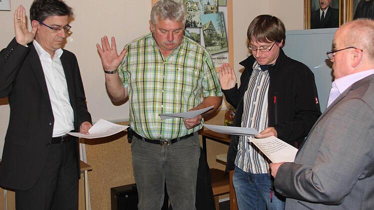 Der Eid der neuen Gemeinderäte Martin Luckhardt, Wolfgang Holzmann und Michael Tischner (von links).
