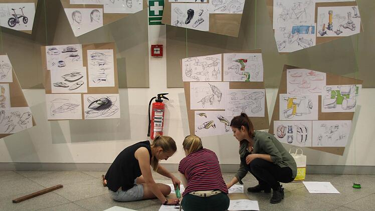 Im Treppenhaus werden Entwürfe für das Produktdesign gezeigt. Foto: Helke Renner