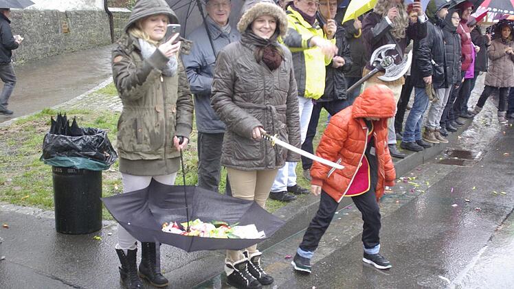 Faschingszug Aura 2016. Für was so ein Regenschirm alles gut ist. Foto: Winfried Ehling