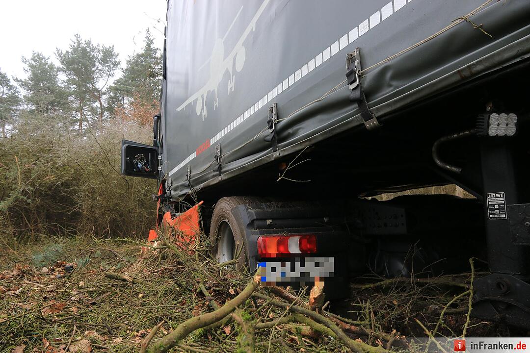 Lkw rast bei Gremsdorf ins Unterholz