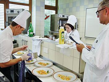 Unter kritischer Beobachtung des Prüfers: Daniel Fröhling, Auszubildender im Reha- und Präventionszentrum Bad Bocklet, bei der Zubereitung seines Hauptgerichts  Foto: Sigismund von Dobschütz