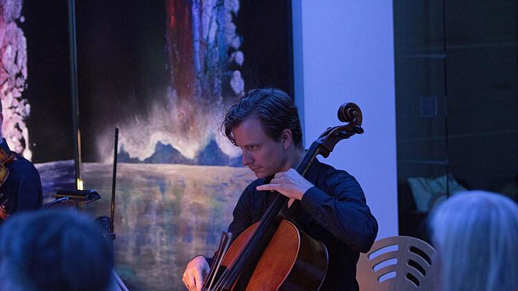 Cellist Heiner Reich beim "Klanggrenzen"-Konzert in der VR-Bank CoburgFoto: Jochen Berger
