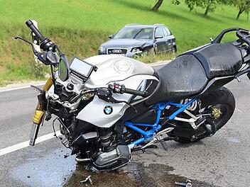 Die Maschine wurde beim Unfall stark beschädigt, ebenfalls zwei Autos. Foto: Frank Spitzenpfeil