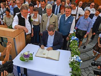 Ministerpräsident Markus Söder trug sich in das Goldene Buch der Stadt ein - aufmerksam beobachtet von (von links) OB Henry Schramm, Landtags-Vizepräsidentin Inge Aures, Regierungspräsidentin Heidrun Piwernetz, MdL Martin Schöffel, MdL  Ludwig von Lerchenfeld, stellvertretender Landrätin Christina Flauder und Landrat Klaus Peter Söllner sowie stellvertretendem Landrat Jörg Kunstmann.Ronald Rinklef