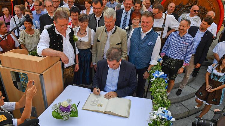 Ministerpräsident Markus Söder trug sich in das Goldene Buch der Stadt ein - aufmerksam beobachtet von (von links) OB Henry Schramm, Landtags-Vizepräsidentin Inge Aures, Regierungspräsidentin Heidrun Piwernetz, MdL Martin Schöffel, MdL  Ludwig von Lerchenfeld, stellvertretender Landrätin Christina Flauder und Landrat Klaus Peter Söllner sowie stellvertretendem Landrat Jörg Kunstmann.Ronald Rinklef