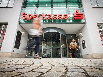 Das frühere Sparkassenhauptgebäude der ehemaligen Sparkasse Ostunterfranken in Haßfurt. Foto: Hendrik Steffens/Archiv