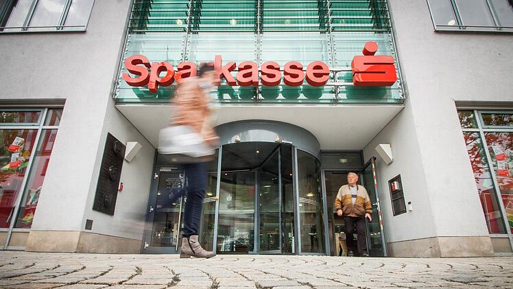 Das frühere Sparkassenhauptgebäude der ehemaligen Sparkasse Ostunterfranken in Haßfurt. Foto: Hendrik Steffens/Archiv