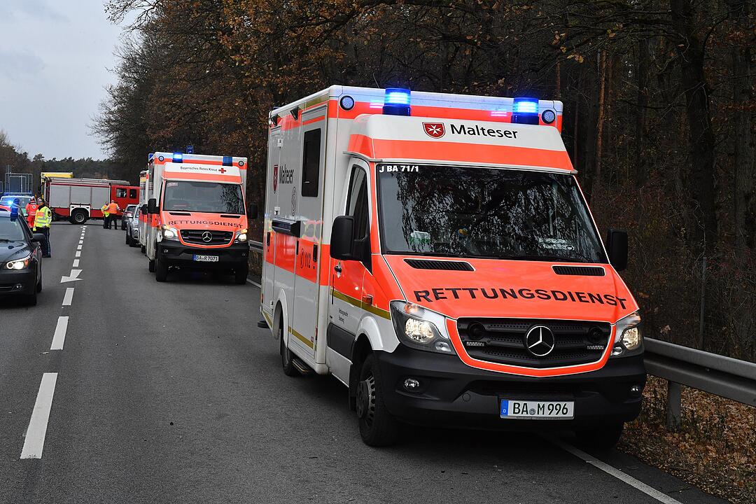 Ein schwerer Frontalzusammenstoß ist am Montagmittag zwischen Strullendorf und Bamberg passiert. Dabei wurde eine Person tödlich verletzt.