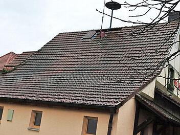 Das Dach am "Alten Bräuhaus" in Rabelsdorf, dem Feuerwehrhaus, ist schon seit vielen Jahren undicht. Heuer soll es aller Voraussicht nach saniert werden, erfuhr die Feuerwehr des Dorfes.  Foto: Simon Albrecht