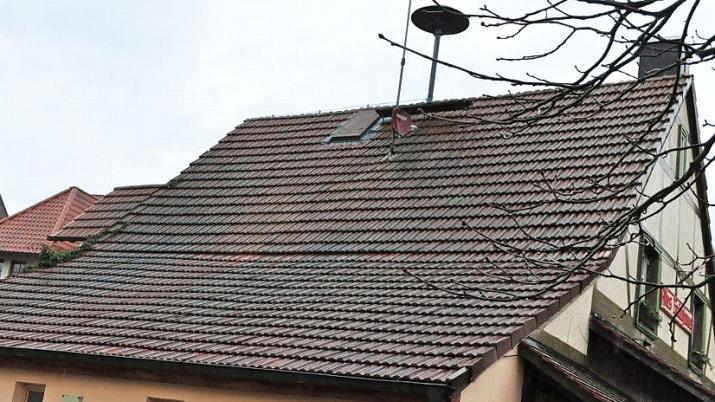 Das Dach am "Alten Bräuhaus" in Rabelsdorf, dem Feuerwehrhaus, ist schon seit vielen Jahren undicht. Heuer soll es aller Voraussicht nach saniert werden, erfuhr die Feuerwehr des Dorfes.  Foto: Simon Albrecht