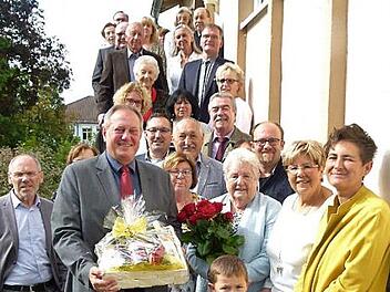 Johanna Müller (vorne, mit Blumen) im Kreise eines Teils ihrer vielen Geburtstagsgäste Foto: Werner Oettter