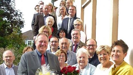 Johanna Müller (vorne, mit Blumen) im Kreise eines Teils ihrer vielen Geburtstagsgäste Foto: Werner Oettter