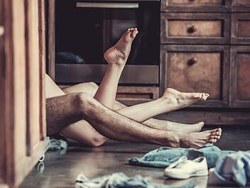 Eine Studie besagt, dass gerechte Aufteilung im Haushalt zu mehr und besserem Sex führt. Mehr Staubsaugen führt also zu mehr Sex?Symbolfoto: VadimGuzhva / Adobe Stock