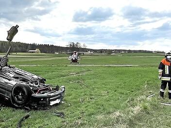 Nachdem sich der BMW zwischen Boxdorf und Biengarten mehrmals &uuml;berschlagen hatte, blieb er auf einer Wiese auf dem Dach liegen.