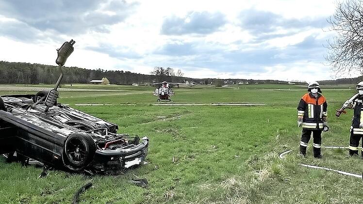 Nachdem sich der BMW zwischen Boxdorf und Biengarten mehrmals überschlagen hatte, blieb er auf einer Wiese auf dem Dach liegen.