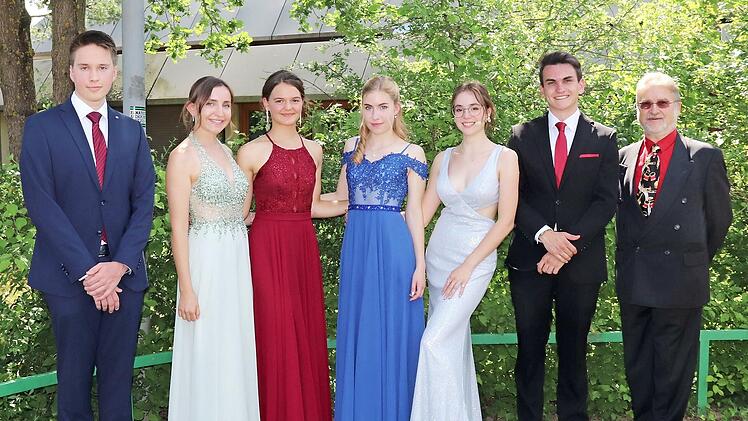 Die Besten (v. l.): Florian Kirch, Hanna Köstner, Johanna Lisch (beste Leistung), Lara Schleicher, Stephanie Christian und Benedikt Döring mit Roland Deinzer