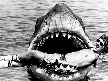 Steven Spielberg, Hollywoods ewiges Wunderkind Der heutige Kultregisseur war erst 28 Jahre alt, als "Der weiße Hai" ins Kino kam. Das Porträt "Steven Spielberg, Hollywoods ewiges Wunderkind" geht unter anderem der Frage nach, inwieweit der Filmemacher mit dem Tierhorror auch seine eigenen Ängste verarbeitete.