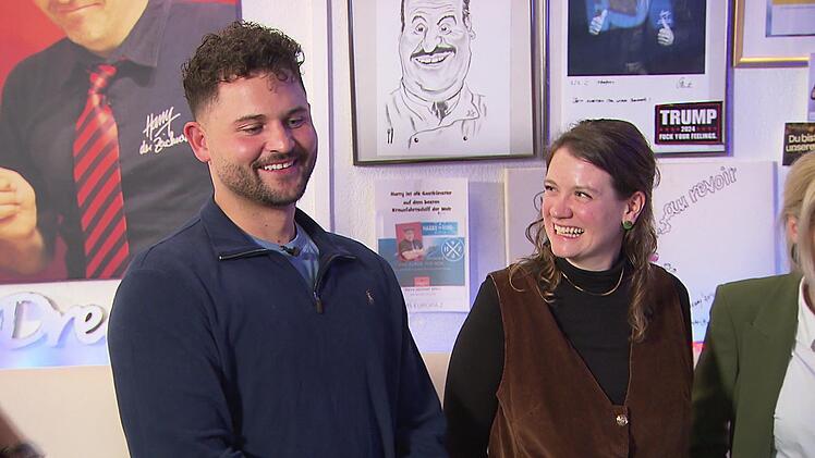 Jonathan und Elise gef&auml;llt der Showact in Harrys Atelier.